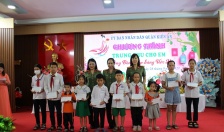 Hội phụ nữ Công an thành phố tặng quà trẻ em dịp Trung thu