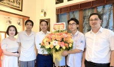 Lãnh đạo Sở Giáo dục và Đào tạo Hải Phòng thăm, động viên em Nguyễn Trọng Thành, thí sinh thi chung kết Đường lên đỉnh Olympia năm thứ 23