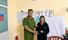 Công an thị trấn Cát Bà (huyện Cát Hải) trả lại tài sản đánh rơi cho công dân 