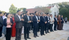 Hội thảo Khoa học Quốc gia “Vương triều Mạc trong tiến trình lịch sử Việt Nam”: Các đại biểu dâng hương, tham quan Khu tưởng niệm các vua nhà Mạc và Từ đường họ Mạc