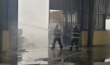 Nhanh chóng dập tắt vụ cháy tại công ty Logictics Hưng Vượng (KCN Nam Cầu Kiền)