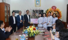Phó Bí thư Thường trực Thành ủy thăm, tặng quà Ban Bảo vệ, chăm sóc sức khỏe cán bộ thành phố nhân Kỷ niệm 69 năm Ngày Thầy thuốc Việt Nam