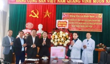 Phó Chủ tịch UBND Lê Khắc Nam thăm, tặng quà tập thể và cá nhân tiêu biểu nhân dịp Kỷ niệm 69 năm Ngày Thầy thuốc Việt Nam