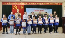Chi đoàn Phòng An ninh điều tra - CATP thăm, tặng quà 20 học sinh nghèo vượt khó tại xã Hữu Bằng, huyện Kiến Thụy