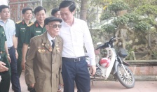 Đồng chí Phạm Văn Lập- Chủ tịch HĐND thành phố thăm, tặng thương binh nhân kỷ niệm 70 năm chiến thắng Điện Biên Phủ