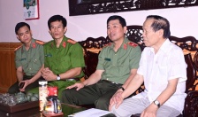 Giám đốc CATP đi thăm, tặng quà gia đình chính sách nhân kỷ niệm  70 năm Chiến thắng Điện Biên Phủ