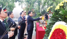 Đoàn đại biểu lãnh đạo thành phố dâng hương tưởng niệm các Anh hùng liệt sỹ và đồng chí Nguyễn Đức Cảnh