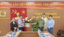 Công an quận Ngô Quyền làm việc với hiệp hội người nước ngoài lưu trú trên tuyến đường Văn Cao