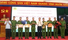 Phó Chủ tịch UBND thành phố Lê Khắc Nam khen thưởng chiến công xuất sắc của các lực lượng Công an thành phố