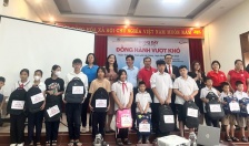Hội Chữ thập đỏ thành phố phối hợp trao tặng 70 suất quà cho con em các hộ gia đình có hoàn cảnh khó khăn bị ảnh hưởng do mưa lụt tại huyện Kiến Thụy