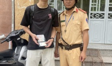 Anh Lê Ngọc Quân cảm ơn cán bộ, chiến sĩ Đội CSGT-TT, Công an quận Hồng Bàng