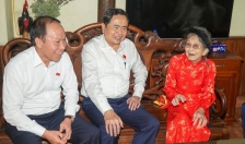 Chủ tịch Quốc hội Trần Thanh Mẫn thăm, tặng quà gia đình chính sách tại huyện Thủy Nguyên (Hải Phòng)