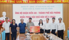 Quận Cẩm Lệ (thành phố Đà Nẵng) trao kinh phí ủng hộ quận Kiến An 100 triệu đồng khắc phục hậu quả bão số 3 (YAGI)