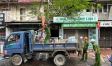 Quận Ngô Quyền: Huy động các lực lượng, phương tiện giúp người dân di chuyển tài sản ra khỏi chung cư xuống cấp A7, A8 Vạn Mỹ