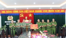 Trao kinh phí do Công an thành phố Hồ Chí Minh hỗ trợ khắc phục hậu quả bão số 3