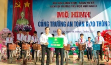 Công ty Cổ phần Nhựa Thiếu niên Tiền Phong: Trao tặng 1.000 mũ bảo hiểm và 20 chiếc xe đạp trong dịp ra mắt “Cổng trường an toàn giao thông” tại Trường Tiểu học Khởi Nghĩa