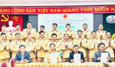 Phòng Cảnh sát giao thông tiếp nhận 143 cụm đèn, đèn cảnh báo từ Sở Xây dựng 