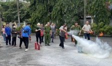 Công an phường Kênh Dương (quận Lê Chân) vận động mỗi hộ gia đình trang bị 2 bình chữa cháy xách tay 