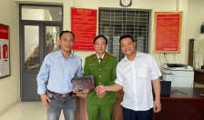 Công an phường Dư Hàng Kênh (Lê Chân)  Hỗ trợ trao trả lại tài sản đánh rơi cho người dân