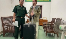 Trao trả tài sản cho du khách để quên tại bến phà Cái Viềng (Cát Hải)