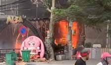 Kịp thời dập tắt đám cháy quán bar, cứu người bị ngạt khói ở thị trấn Cát Bà