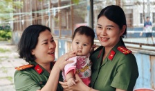 Hội Phụ nữ và Đoàn Thanh niên Phòng Tổ chức cán bộ trao quà, hỗ trợ trẻ em có hoàn cảnh đặc biệt