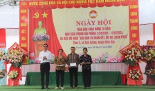 Đồng chí Đào Trọng Đức, Chủ tịch Ủy ban MTTQ Việt Nam thành phố dự Ngày hội toàn dân tại thôn 2, xã Tam Cường (huyện Vĩnh Bảo)