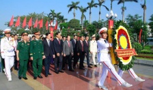 Đoàn đại biểu lãnh  đạo thành phố dâng hương tưởng niệm các Anh hùng liệt sỹ và đồng chí Nguyễn Đức Cảnh