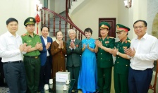 Đồng chí Bí thư Thành ủy Lê Tiến Châu thăm, tặng quà cựu chiến binh tham gia tiếp quản Hải Phòng ngày 13-5-1955