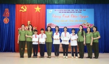Khối An ninh nhân dân (CATP): Trao 22 phần quà tặng người có hoàn cảnh khó khăn trên địa bàn huyện An Dương