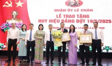 Quận ủy Lê Chân trao tặng Huy hiệu Đảng đợt 19/5/2025 tới 45 đảng viên 