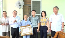 Quận Kiến An: Trao Huy hiệu Đảng tại nhà tặng 3 đảng viên thuộc Đảng bộ phường Bắc Hà và phường Trần Thành Ngọ