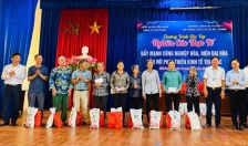 Trao 20 suất quà tặng gia đình chính sách huyện Tiên Lãng