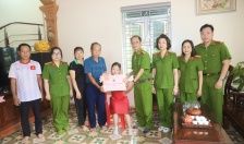 Phòng Cảnh sát Cơ động - CATP: Thăm hỏi, tặng quà nhân viên lao động hợp đồng có hoàn cảnh khó khăn