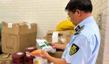 Thu giữ số lượng lớn thực phẩm có dấu hiệu nhập lậu