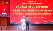 Công an thành phố công bố các Quyết định về công tác cán bộ, thăng cấp bậc hàm, nâng lương năm 2025
