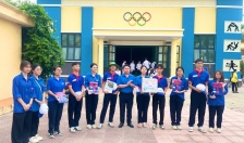 Lãnh đạo Thành Đoàn thăm, tặng quà thanh niên tình nguyện tham gia chương trình “Tiếp sức mùa thi”