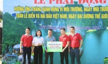 Hơn 200 cán bộ, hội viên phụ nữ tham gia làm sạch bãi biển tại Cát Hải