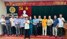 Hội Cựu CAND thành phố Hải Phòng gắn Huy hiệu hội viên Hội Cựu CAND Việt Nam cho 26 hội viên