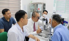 Tổ chức Phòng chống mù lòa Châu Á khám và phẫu thuật nhân đạo tại Bệnh viện Mắt Hải Phòng