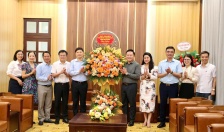 Đồng chí Hoàng Minh Cường- Phó Chủ tịch UBND thành phố chúc mừng các cơ quan báo chí Trung ương dịp 21/6