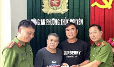 Công an phường Thuỷ Nguyên trao trả ví tiền và giấy tờ cho người dân đánh rơi