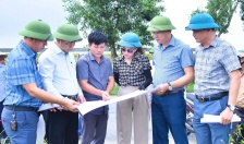 Lãnh đạo xã An Khánh kiểm tra tại thực địa các thôn có tuyến đường sắt đi qua