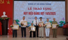 Xã Hùng Thắng trao huy hiệu Đảng dịp 19-5, công bố quyết định về cán bộ Ban chỉ huy quân sự xã 