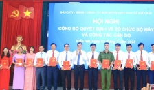 Xã Kiến Hải: Công bố các Quyết định về tổ chức bộ máy, công tác cán bộ xã