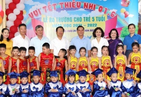 Đồng chí Nguyễn Văn Tùng, Chủ tịch UBND thành phố thăm, tặng quà trẻ em tại quận Đồ Sơn nhân dịp Quốc tế thiếu nhi 1-6