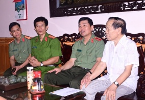 Giám đốc CATP đi thăm, tặng quà gia đình chính sách nhân kỷ niệm  70 năm Chiến thắng Điện Biên Phủ