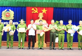 Giám đốc CATP khen thưởng Công an huyện Thủy Nguyên lập công trên mặt trận phòng chống tội phạm ma túy
