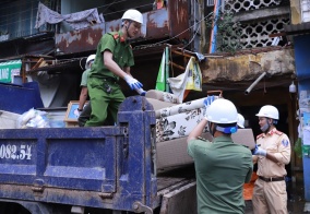 Trong 2 ngày, các tổ công tác CATP giúp di chuyển tài sản 133/288 hộ dân tại Nhà A7, A8 Vạn Mỹ