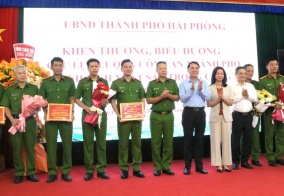 Lãnh đạo thành phố khen thưởng, biểu dương các lực lượng Công an thành phố có thành tích xuất sắc trong công tác đấu tranh, phòng chống tội phạm